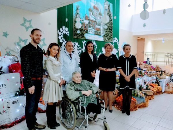 Ученики Острошицко-Городокской средней школы привезли подарки постояльцам ГУ «Дом-интернат для пенсионеров и инвалидов»