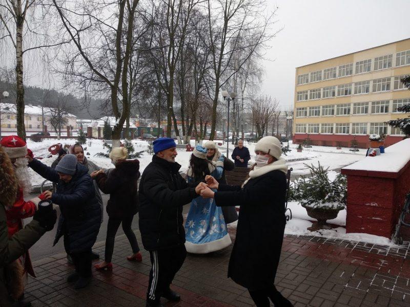 23 декабря 2020 года волонтеры белорусского государственного университета посетили проживающих ГУ «Дом-интернат для пенсионеров и инвалидов», поздравили их с новогодними и рождественскими праздниками и пожелали здоровья, удачи, радости, добра и благополучия. 